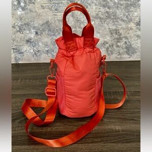 Wildfox Crossbody Bag Peach Salmon Coral Sling Puffer Sak Waterbottle Holder NEW